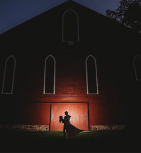 Silhouette-of-Couple-by-Barn_1900-Red-Barn